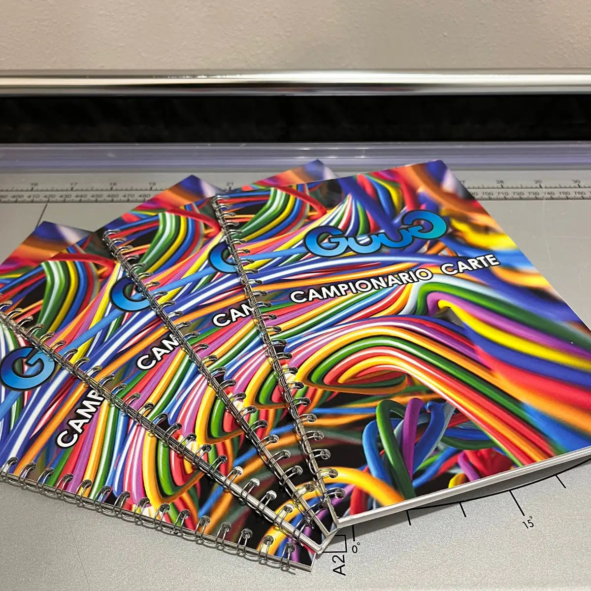 Il campionario carte di GUUG, catalogo rilegato a spirale con i tipi di carta disponibili per la stampa digitale