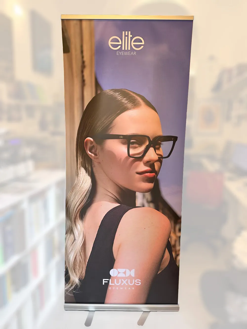 Roll-up espositivo stampato da GUUG per Elite Eyewear, esposto in negozio a Roma