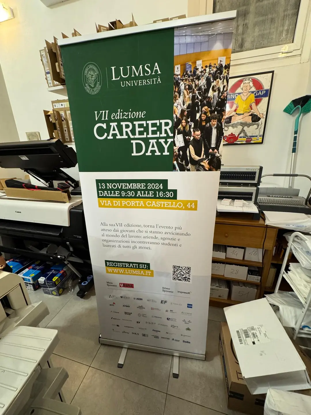 Roll-up pubblicitario stampato da GUUG per la LUMSA, con struttura e base incluse