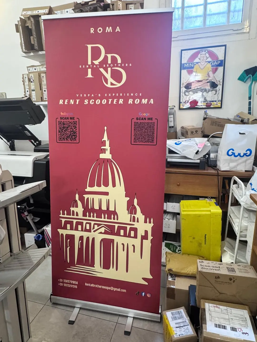 Roll-up pubblicitario stampato da GUUG per un servizio di noleggio scooter a Roma