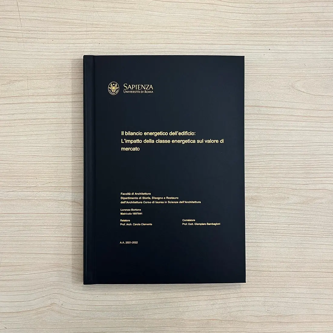Tesi di laurea con copertina rigida nera e stampa foil oro, rilegata da GUUG per la facolta di Architettura della Sapienza di Roma