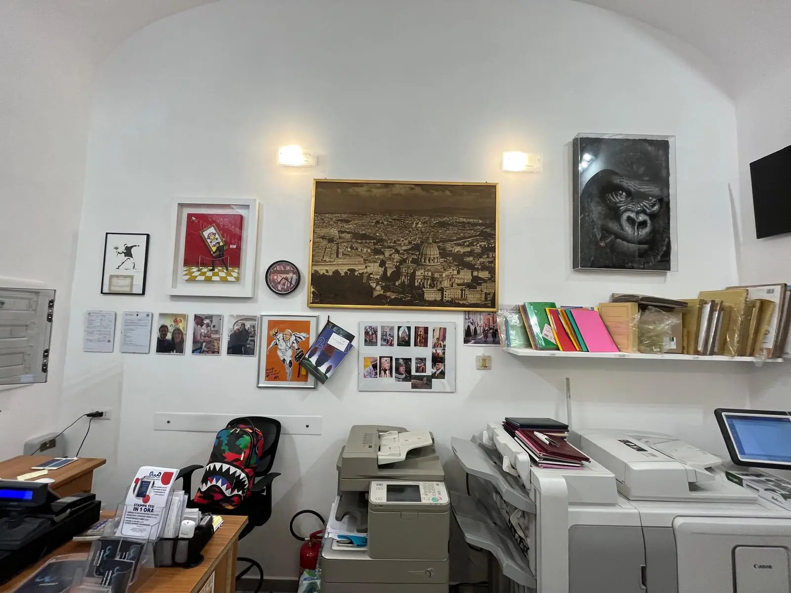 L'area stampa del laboratorio GUUG in Via di Porta Castello: le macchine da produzione al lavoro, a vista dal banco