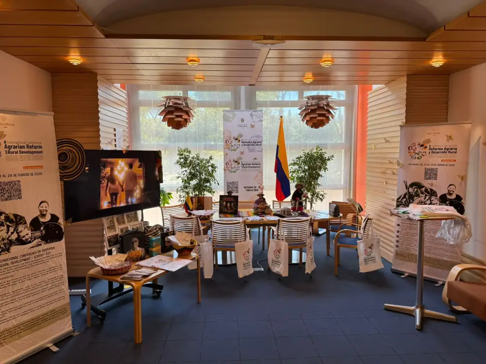 Full setup for an international FAO/Government of Colombia conference printed by GUUG: three roll-up banners, brochures, tote bags, leaflets and large format materials for an institutional event in Rome
