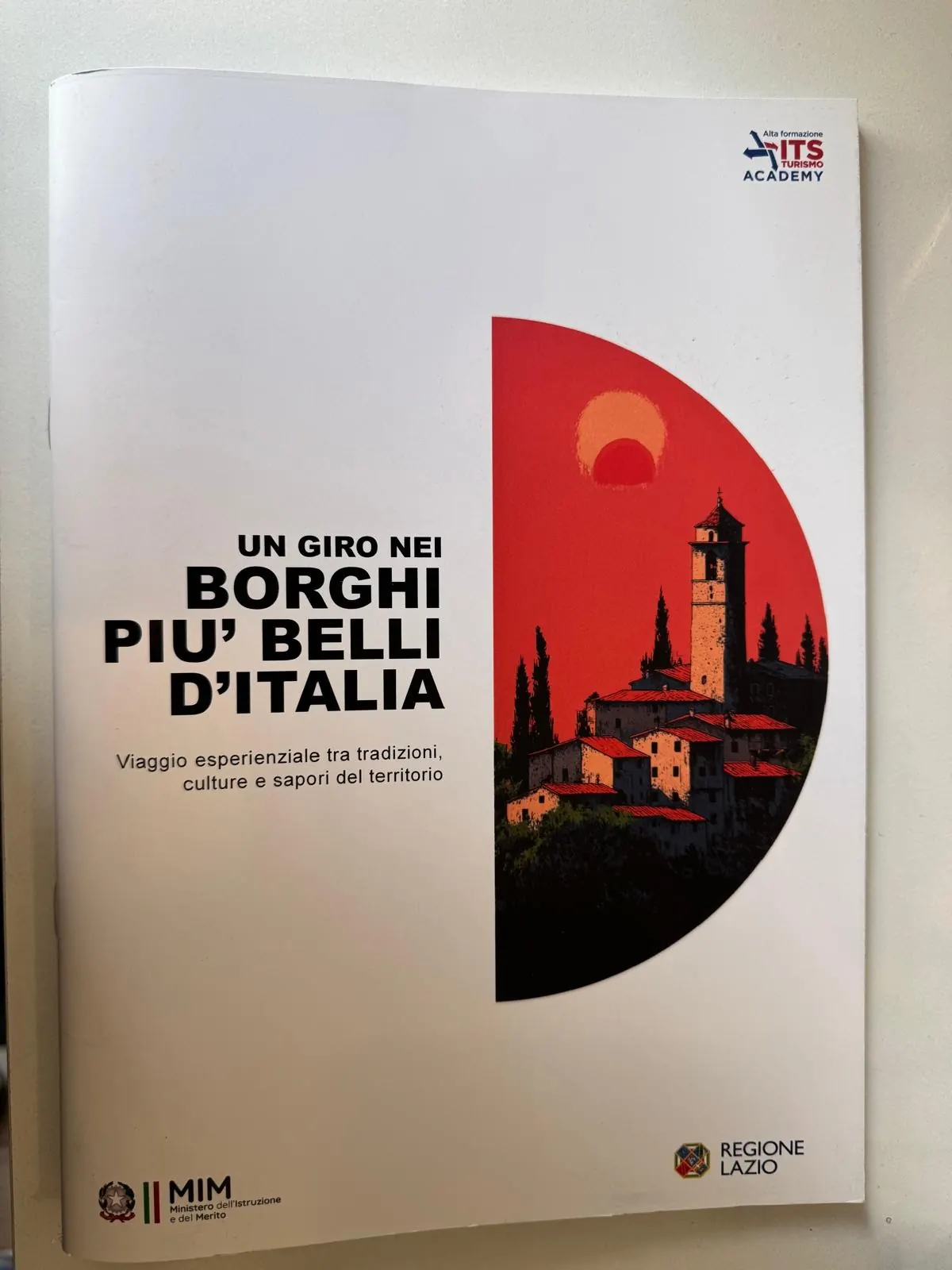 Brochure pinzata al centro stampata da GUUG per ITS Turismo Academy, Ministero Istruzione e Regione Lazio: copertina I Borghi più belli d'Italia