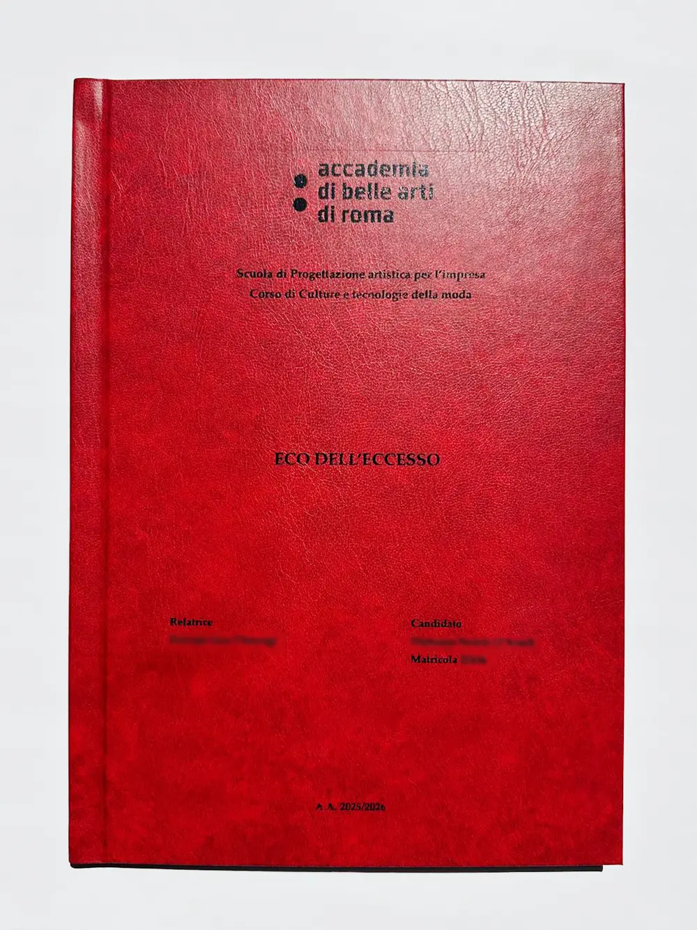 Tesi ABA Roma rilegata da GUUG: copertina rigida rossa «Eco dell'eccesso», Scuola di Progettazione artistica per l'impresa, corso Culture e tecnologie della moda, con logo Accademia di Belle Arti stampato in nero