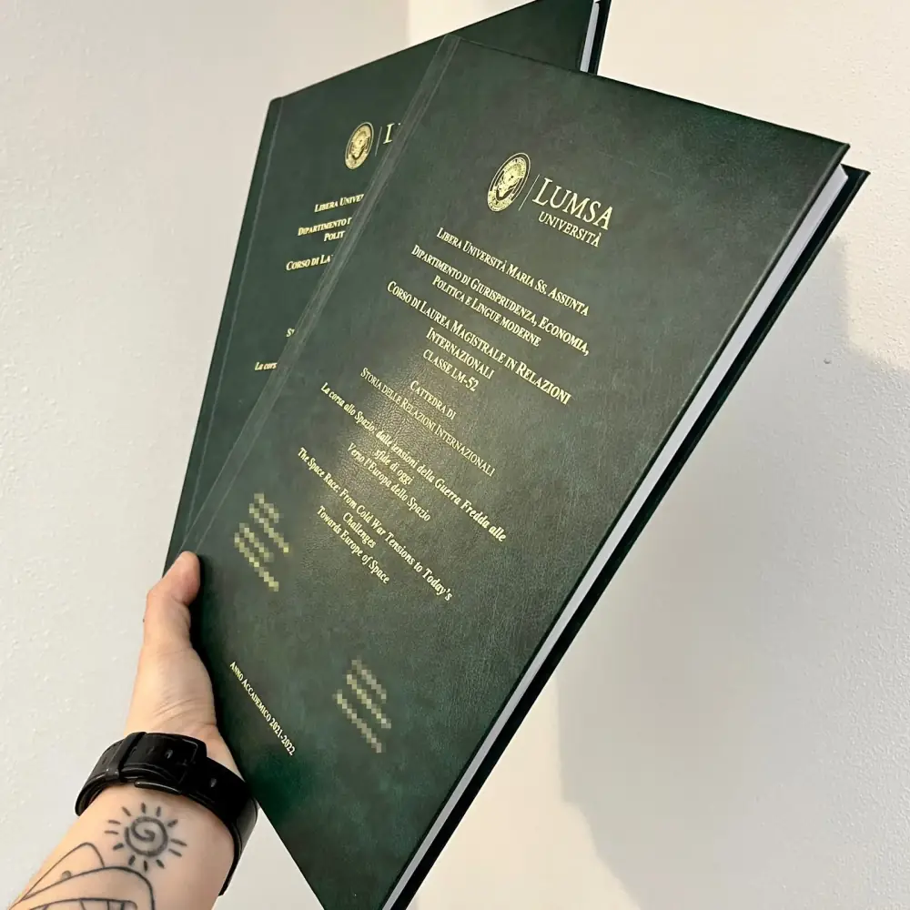Due tesi LUMSA rilegate da GUUG: copertina verde scuro con sigillo dorato e stampa foil oro, Laurea Magistrale Relazioni Internazionali