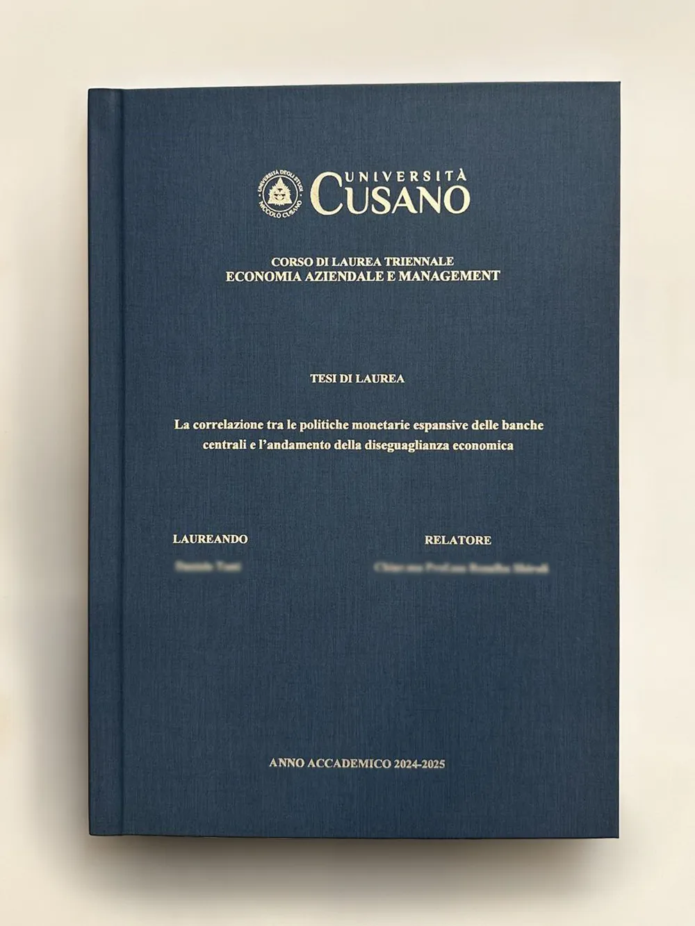 Tesi Università Niccolò Cusano rilegata da GUUG: copertina rigida blu navy e stampa oro, Economia Aziendale e Management