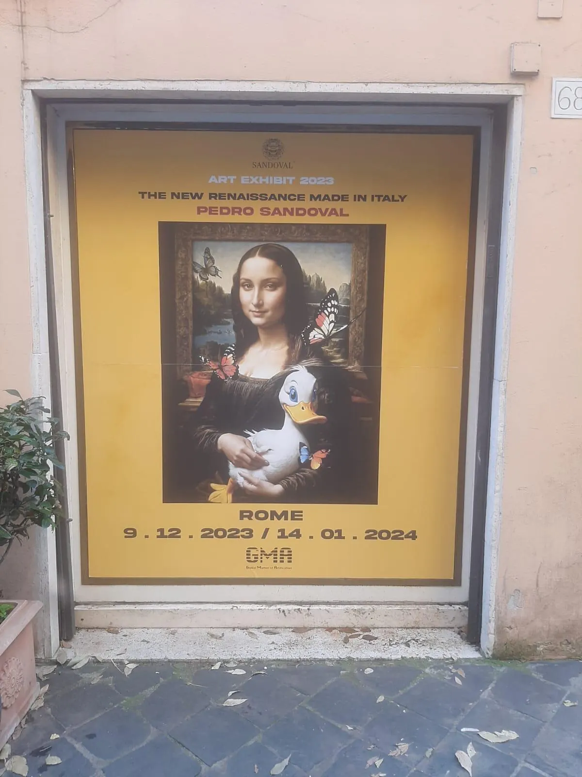 Vetrofania in vinile adesivo stampata e installata da GUUG nel centro storico di Roma: mostra Pedro Sandoval The New Renaissance, 2023-2024